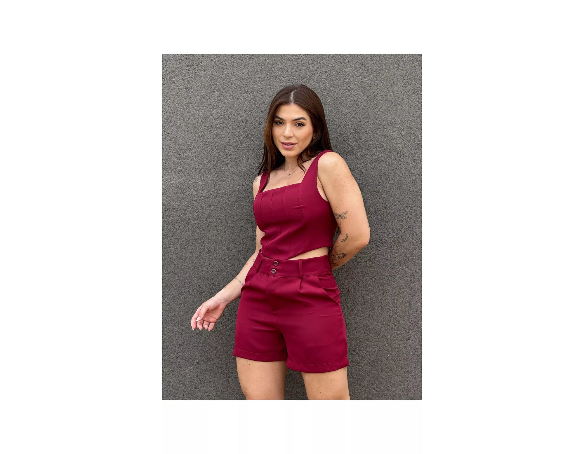 Conjunto Feminino Cropped com Recortes + Short Alfaiataria