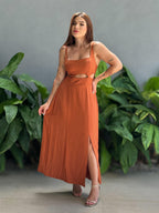 Vestido Longo Feminino com Recortes Laterais e Fenda